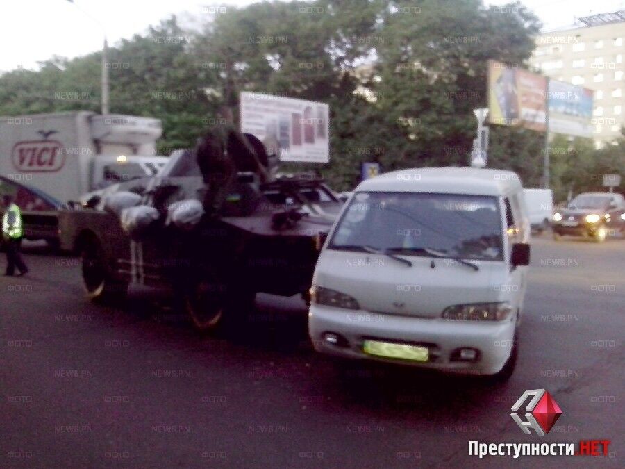 В Николаеве на одной из главных магистралей БРДМ протаранил микроавтобус