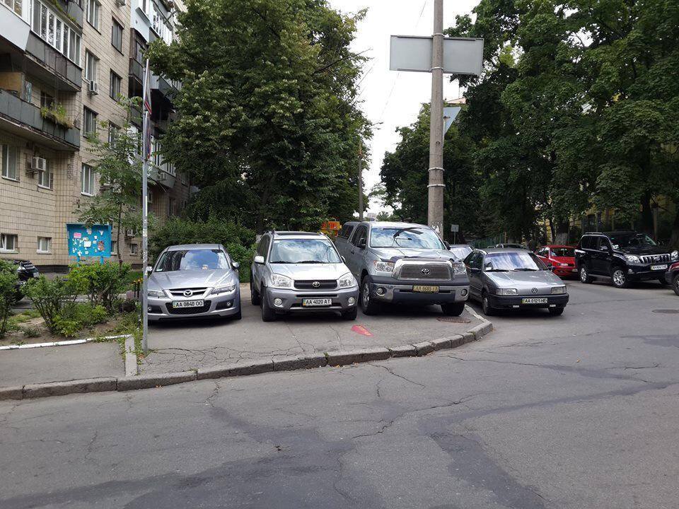 Мастер-класс парковки от столичных водителей: не надо так делать!