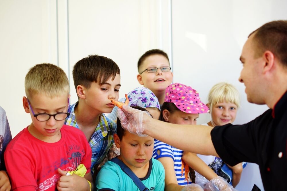 Даша Малахова учит куховарить детей Окунской, Ефросининой и Зеленского 