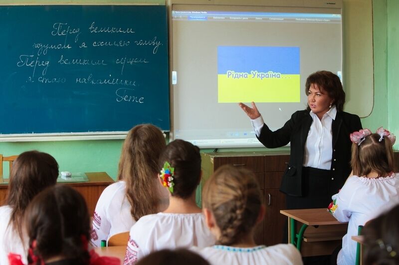 Нардеп Бахтеева поздравила с Днем знаний учащихся школы-интерната