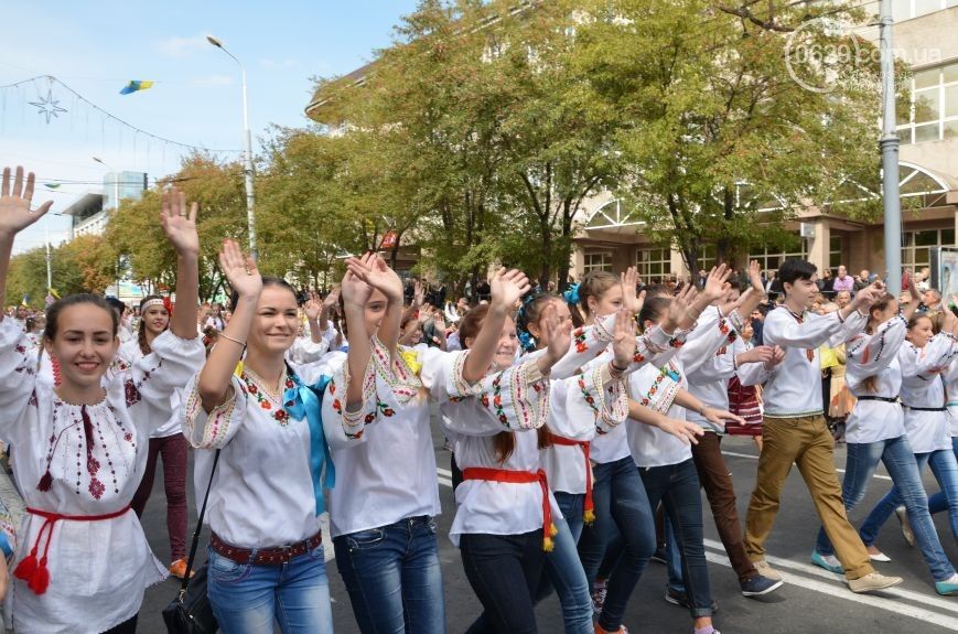 В Мариуполе прошли парады техники и вышиванок 