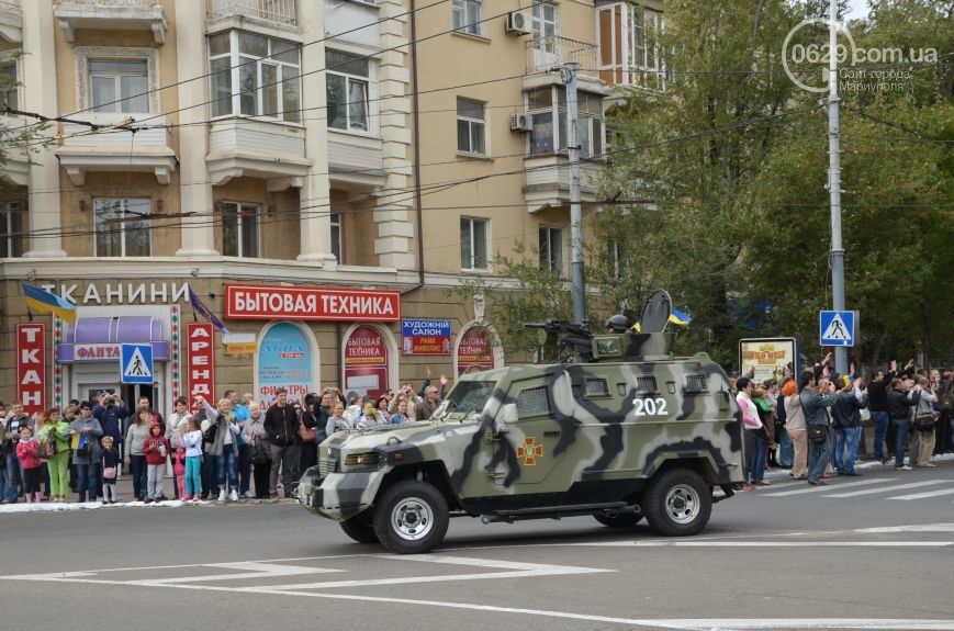 В Мариуполе прошли парады техники и вышиванок 