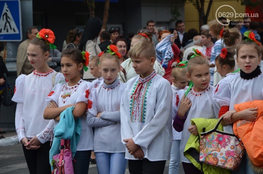 В Мариуполе прошли парады техники и вышиванок 