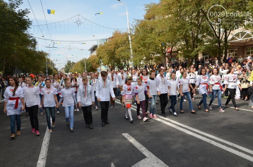 В Мариуполе прошли парады техники и вышиванок 