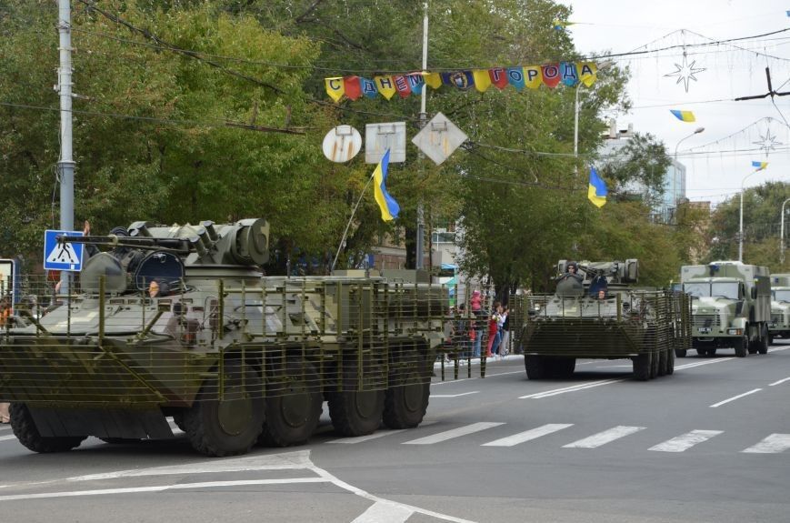 В Мариуполе прошли парады техники и вышиванок 