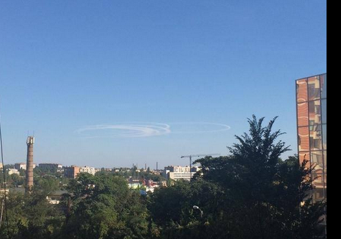 В сети появились фотографии загадочных кругов в небе над Донбассом