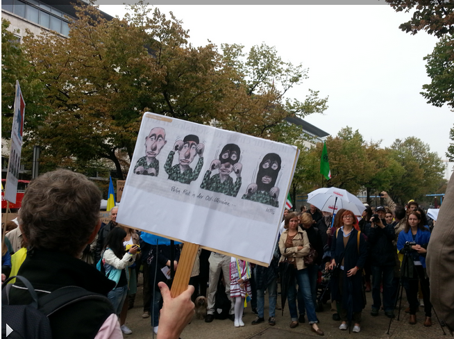 В Берлине сотни россиян, украинцев и немцев провели акцию солидарности с Украиной