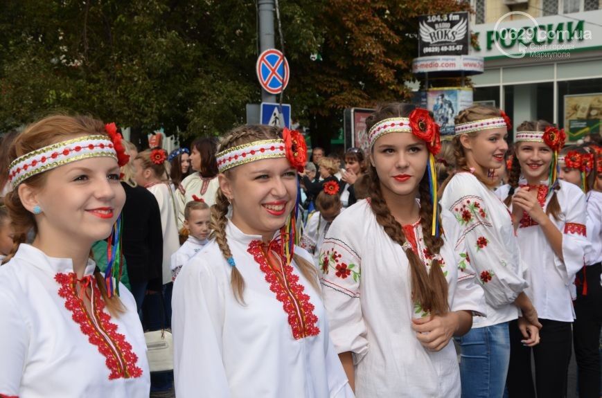 В Мариуполе прошли парады техники и вышиванок 