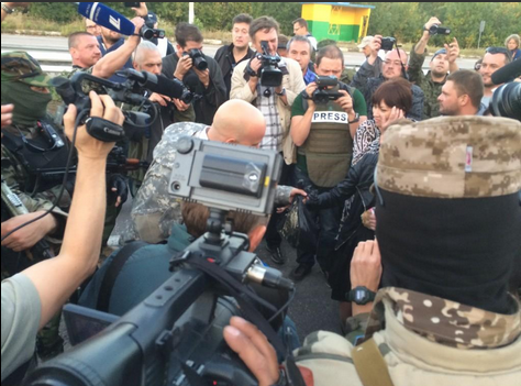 Из плена освобождены более 30 украинских военнослужащих: мужчины обнимались и плакали