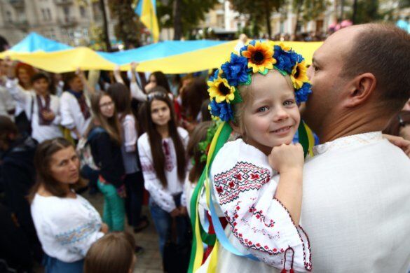 Сотни киевлян в вышиванках собирали деньги украинским бойцам