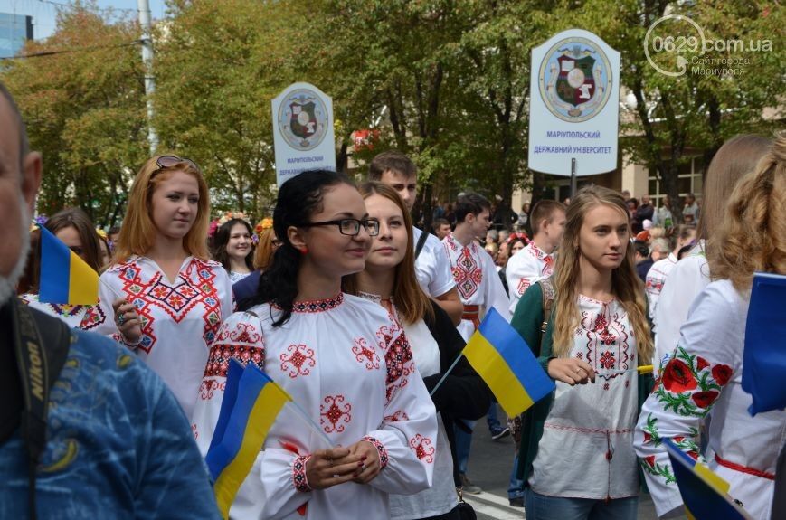 В Мариуполе прошли парады техники и вышиванок 