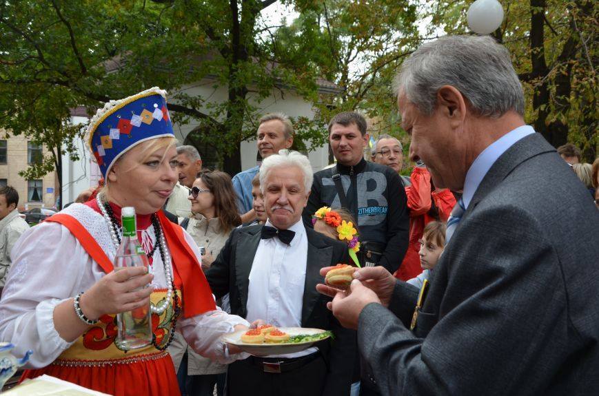 Мэр Мариуполя отмечал День города водкой "Московская" из рук дамы в кокошнике