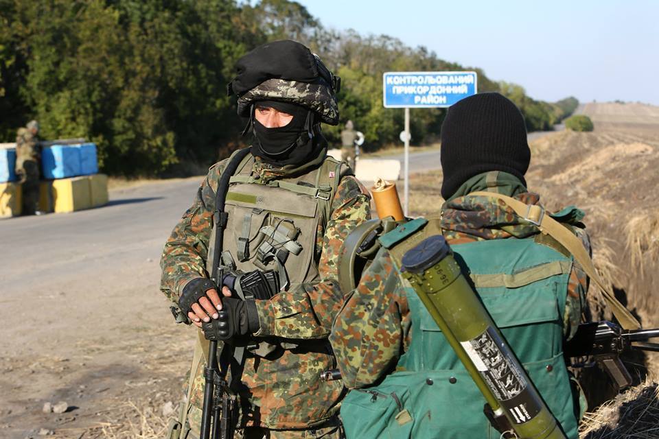 Фоторепортаж з передової: як силовики захищають Маріуполь