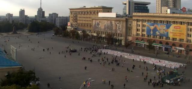 Харьковчане нарисовали на брусчатке рекордную вышиванку
