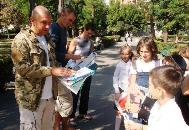 Одеська вчителька повела свой клас до поранених бійців АТО