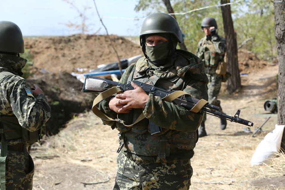 Фоторепортаж з передової: як силовики захищають Маріуполь