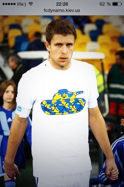 Футболисты "Динамо" вышли на матч в патриотичных футболках