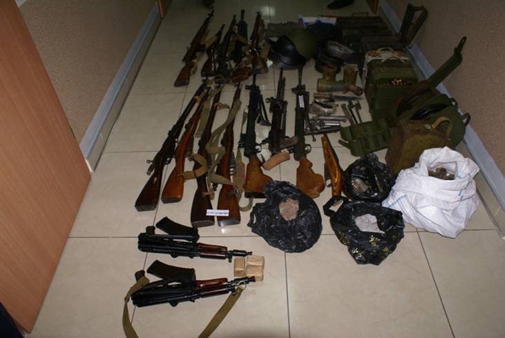 СБУ задержала группу торговцев боеприпасами и изъяла арсенал оружия: опубликованы фото
