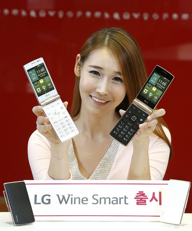 LG показала необычный смартфон-раскладушку