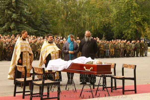 В сети появилось видео похорон командира боевиков в Стаханове: обряд проводили священники УПЦ МП