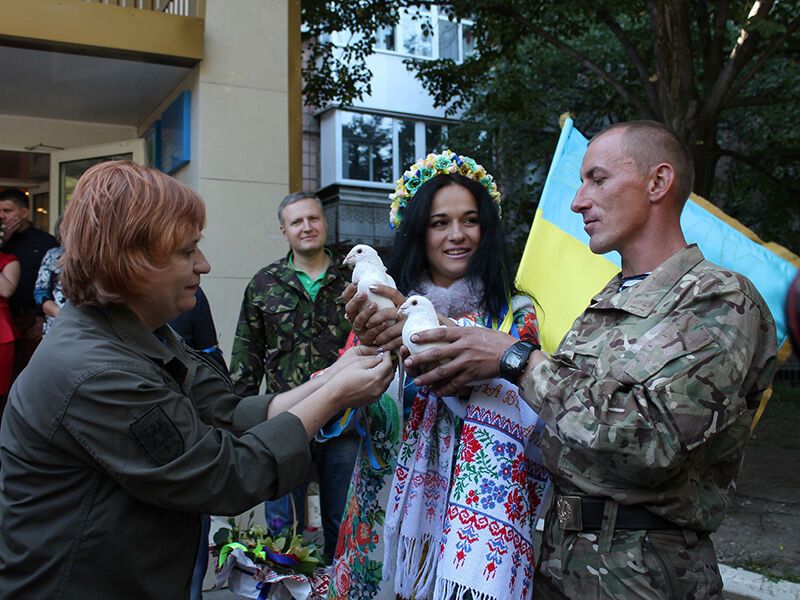 Свадьба волонтера и бойца Нацгвардии: под венец в камуфляже и верхом на бронемашине