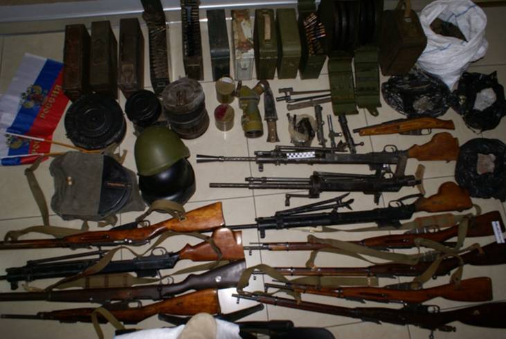 СБУ задержала группу торговцев боеприпасами и изъяла арсенал оружия: опубликованы фото