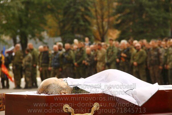 В сети появилось видео похорон командира боевиков в Стаханове: обряд проводили священники УПЦ МП