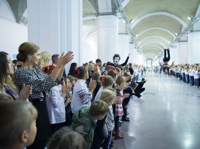 У Порошенко опубликовали фото, как первая леди танцевала с детьми