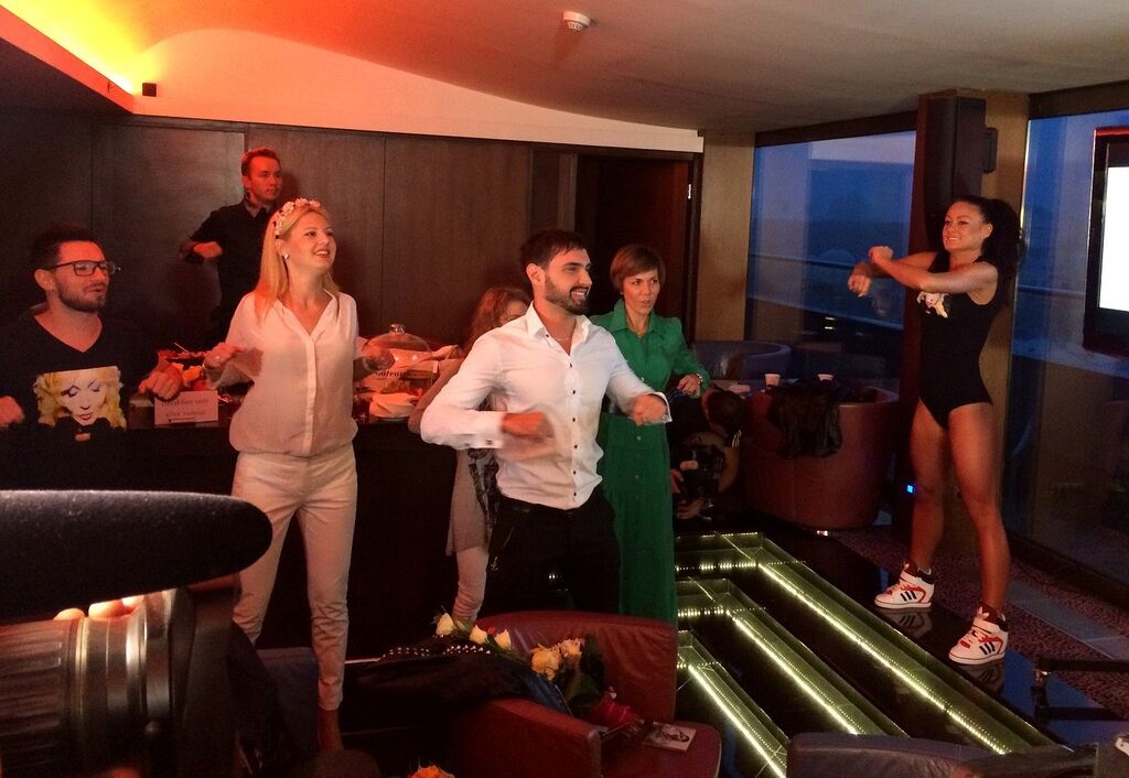 Ирина Билык устроила завтрак с шампанским и рассказала о возлюбленном на презентации альбома "Рассвет"