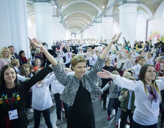 У Порошенко опубликовали фото, как первая леди танцевала с детьми