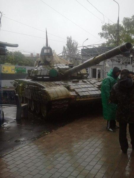 Терористи на танку протаранили торговельні павільйони в Донецьку. Фотофакт