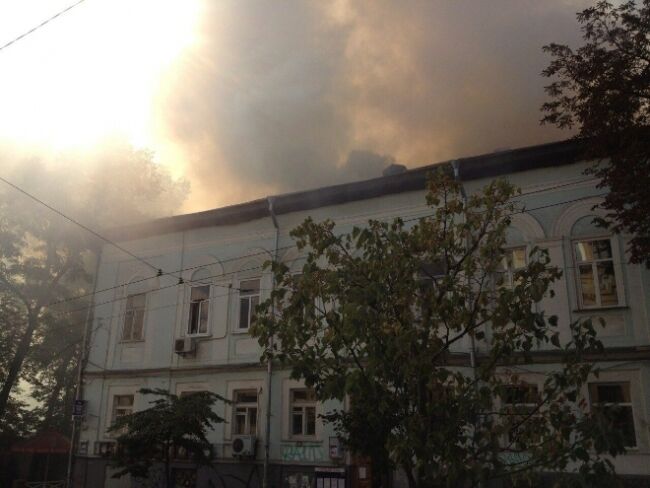 З'явилися фото і відео пожежі в центрі Києва