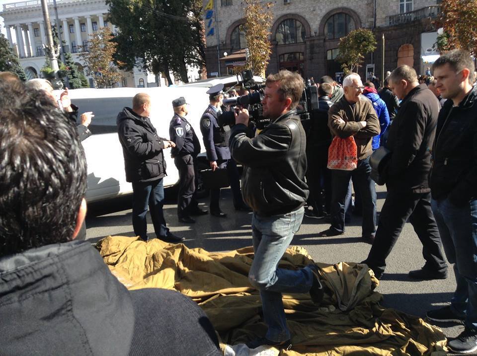 На Майдане протестующие против Кернеса установили палатку