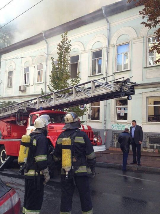 Появились фото и видео пожара в центре Киева