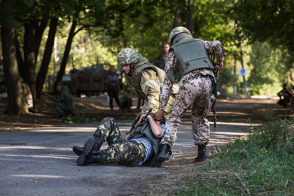 Волонтер в пронзительных фотографиях показал будни тех, кто "закрывает собой войну"