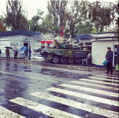 Террористы на танке протаранили торговые павильоны в Донецке. Фотофакт