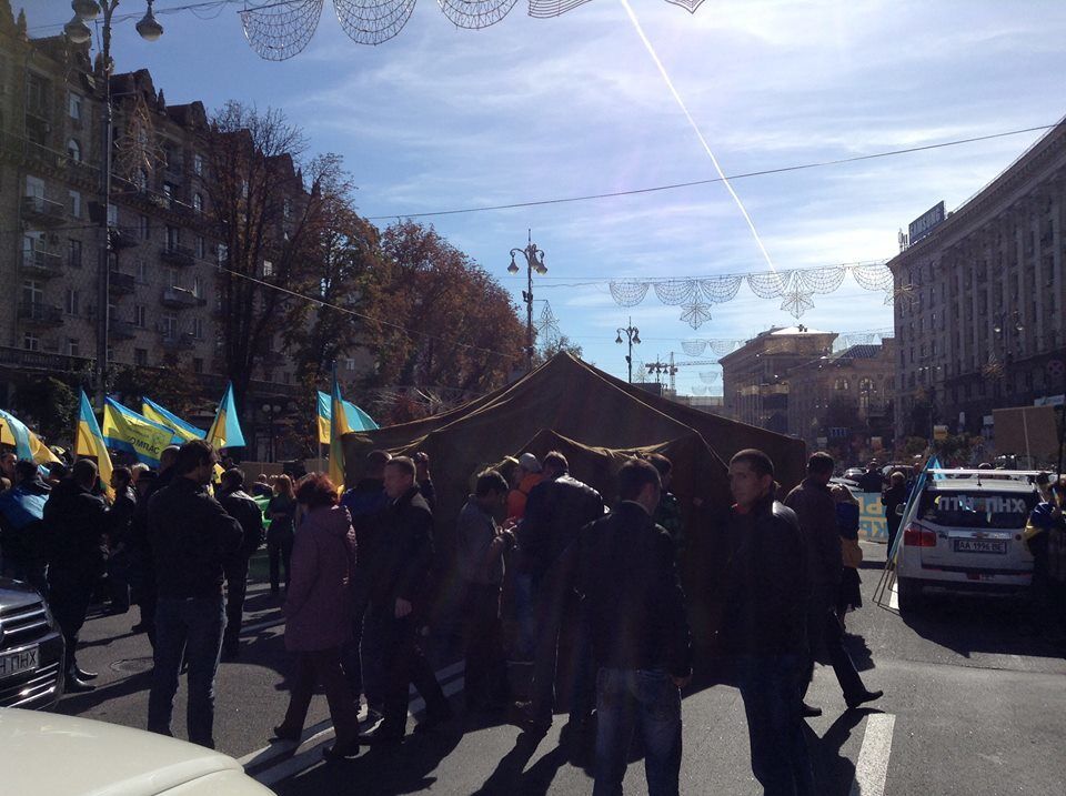 На Майдане протестующие против Кернеса установили палатку
