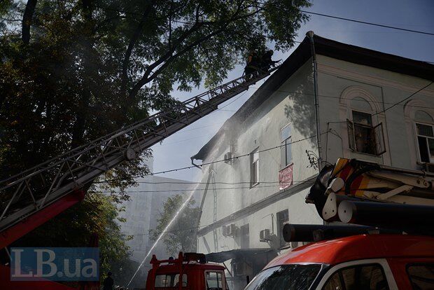 З'явилися фото і відео пожежі в центрі Києва