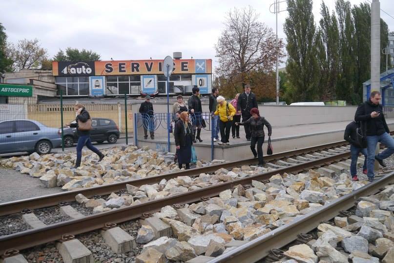 Киевляне убрали гору камней, которыми коммунальщики завалили "незаконный переход"