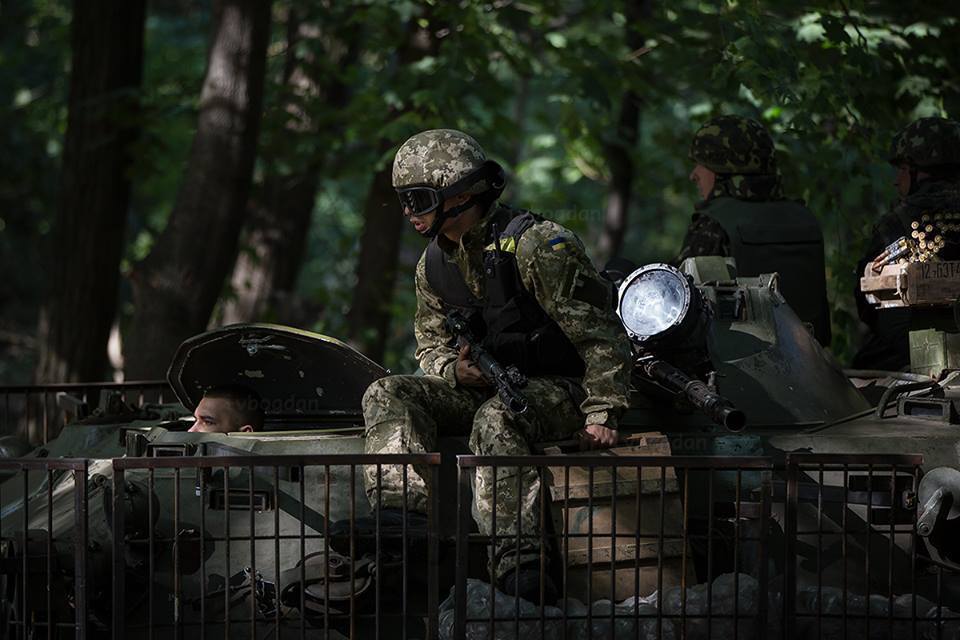 Волонтер в пронзительных фотографиях показал будни тех, кто "закрывает собой войну"