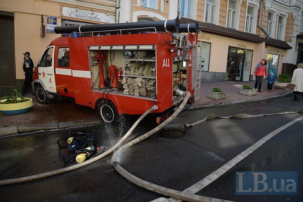 Появились фото и видео пожара в центре Киева