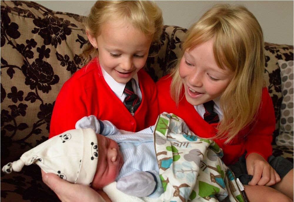Трогательные фото детей, которые впервые увидели своих братиков и сестричек