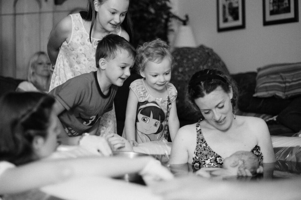 Трогательные фото детей, которые впервые увидели своих братиков и сестричек