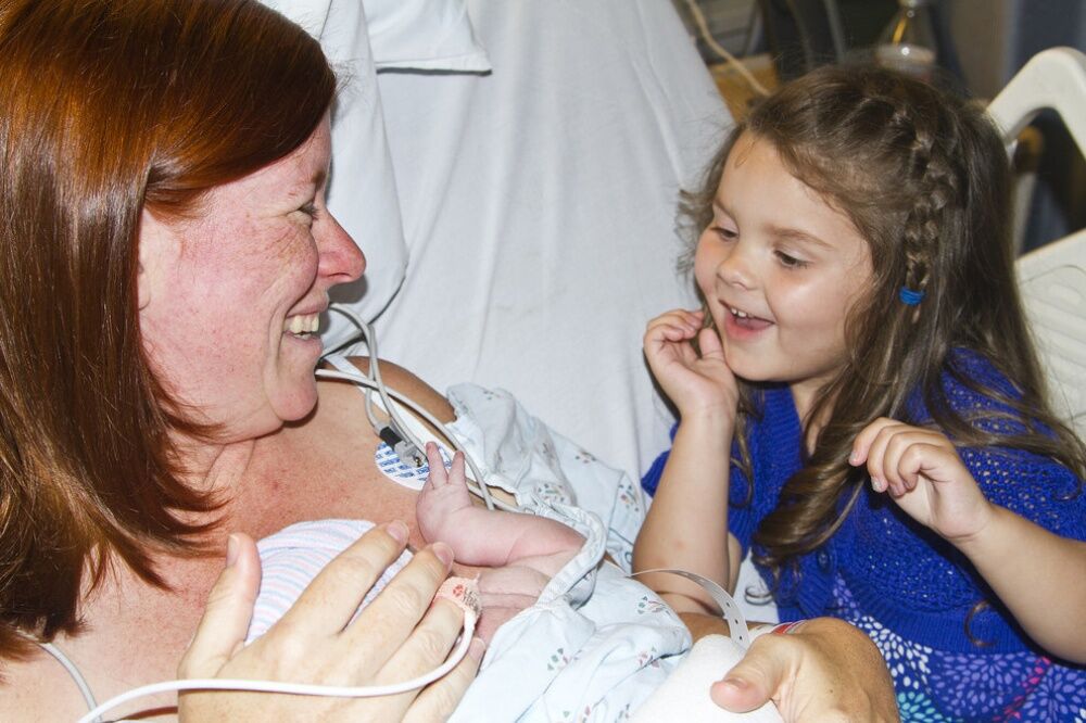 Трогательные фото детей, которые впервые увидели своих братиков и сестричек