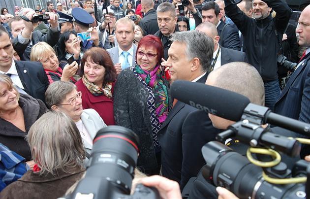 Премьер Венгрии прибыл в Украину на кортеже из 11 бронированных авто. Опубликованы фото