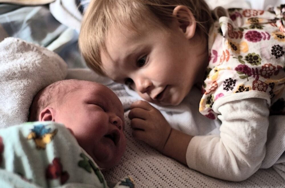 Трогательные фото детей, которые впервые увидели своих братиков и сестричек