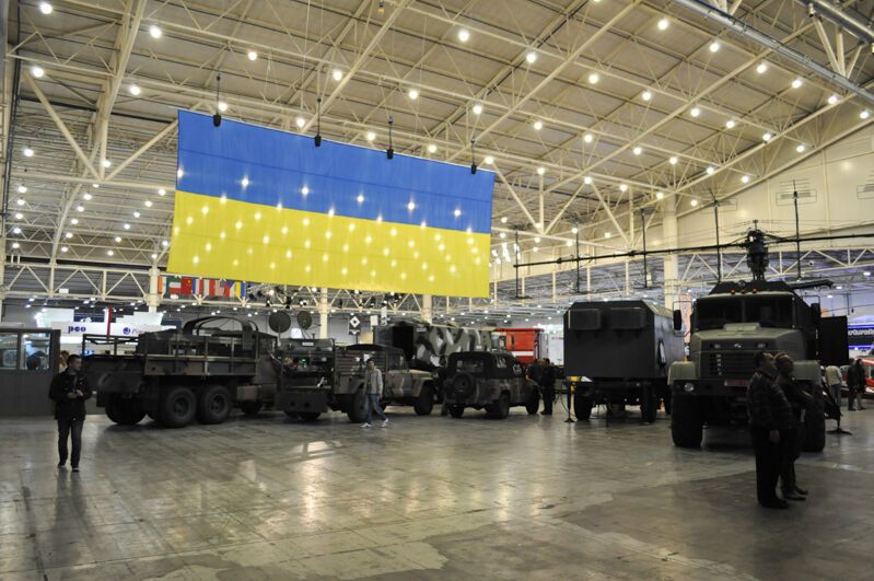 Вертолеты, БТР и автоматы: фото с выставки оружия в Киеве