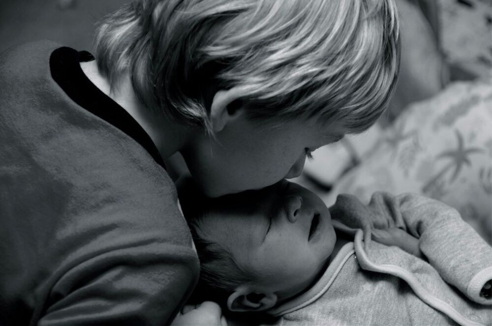 Трогательные фото детей, которые впервые увидели своих братиков и сестричек