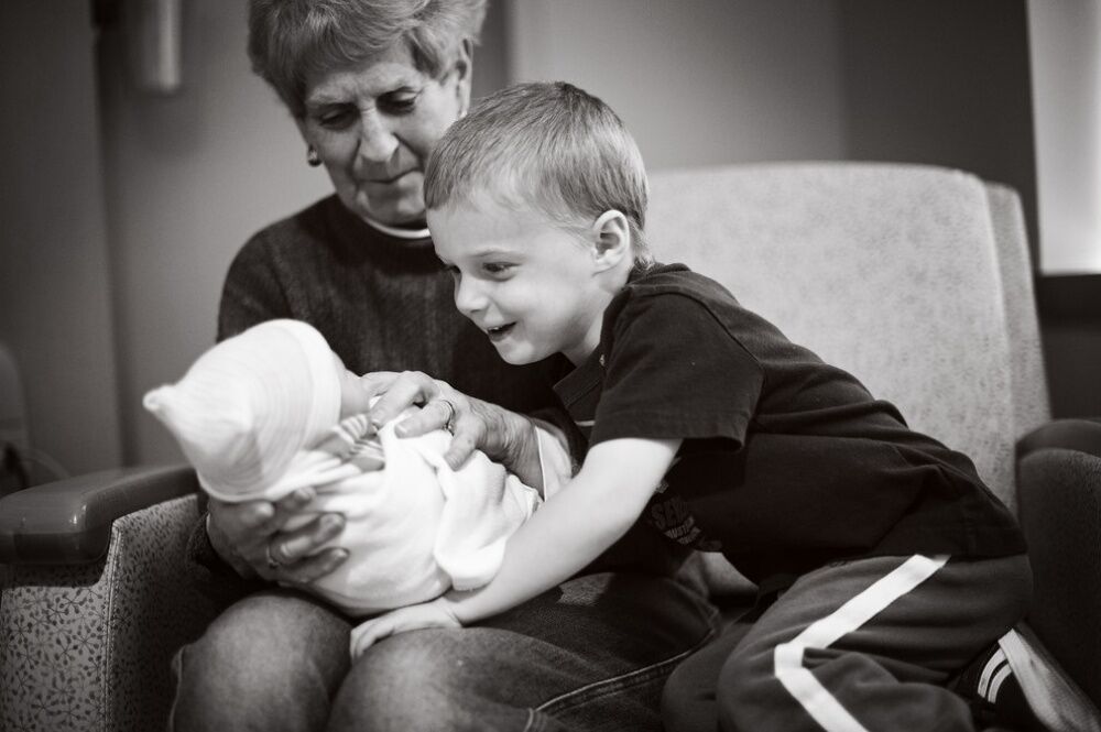 Трогательные фото детей, которые впервые увидели своих братиков и сестричек