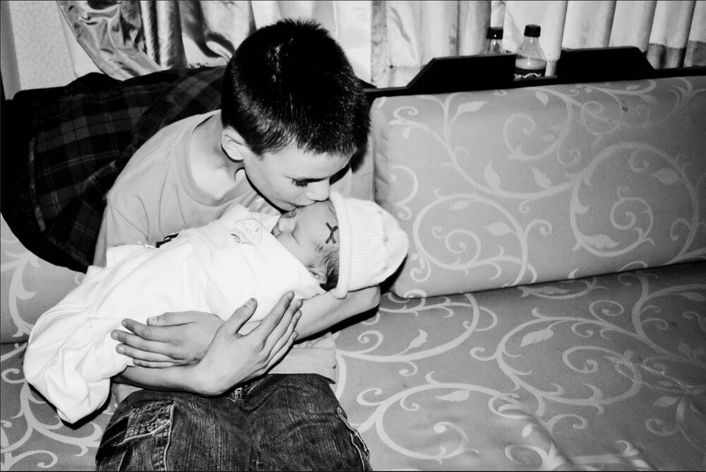 Трогательные фото детей, которые впервые увидели своих братиков и сестричек